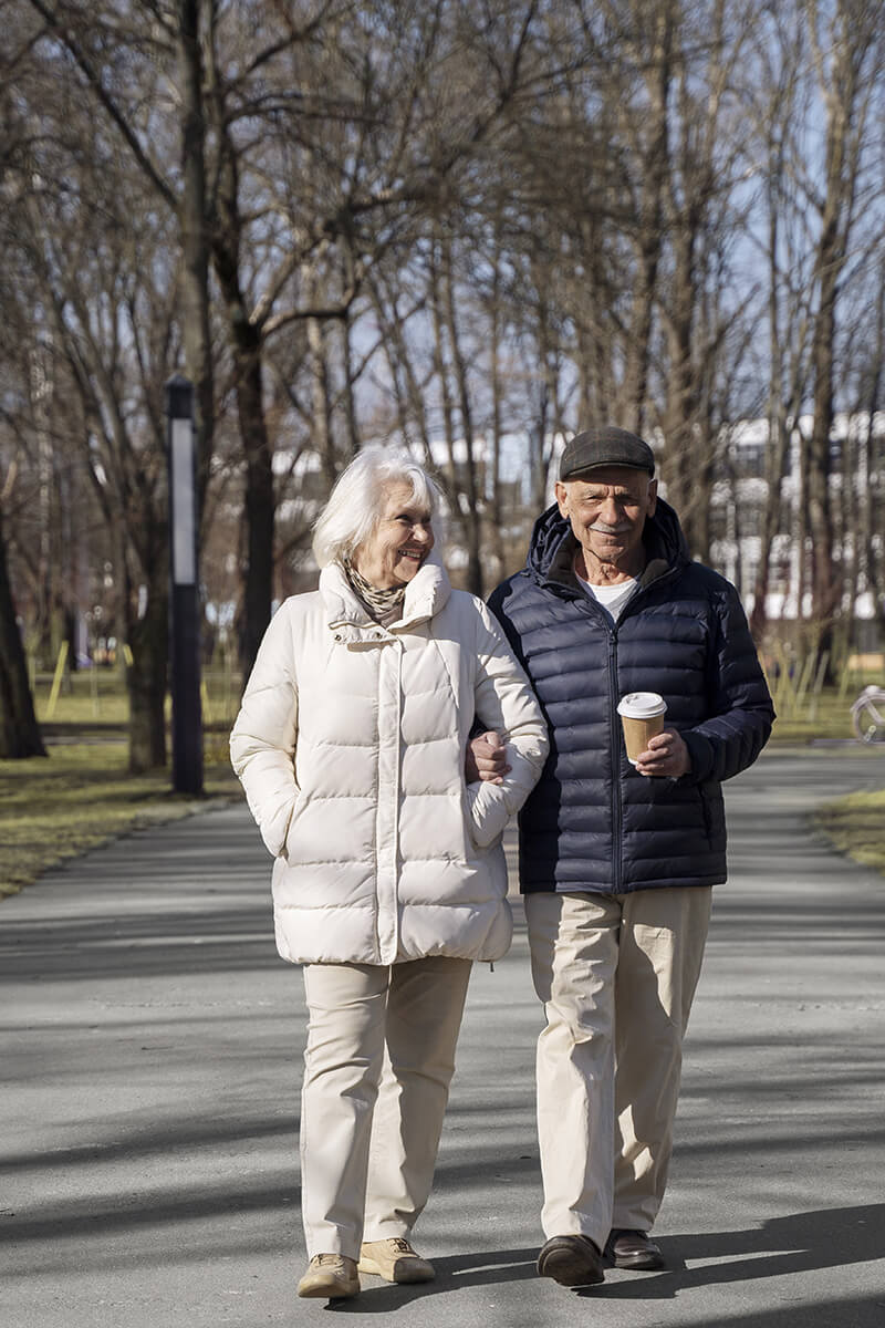 front-view-senior-people-walking-park_REDIM_1