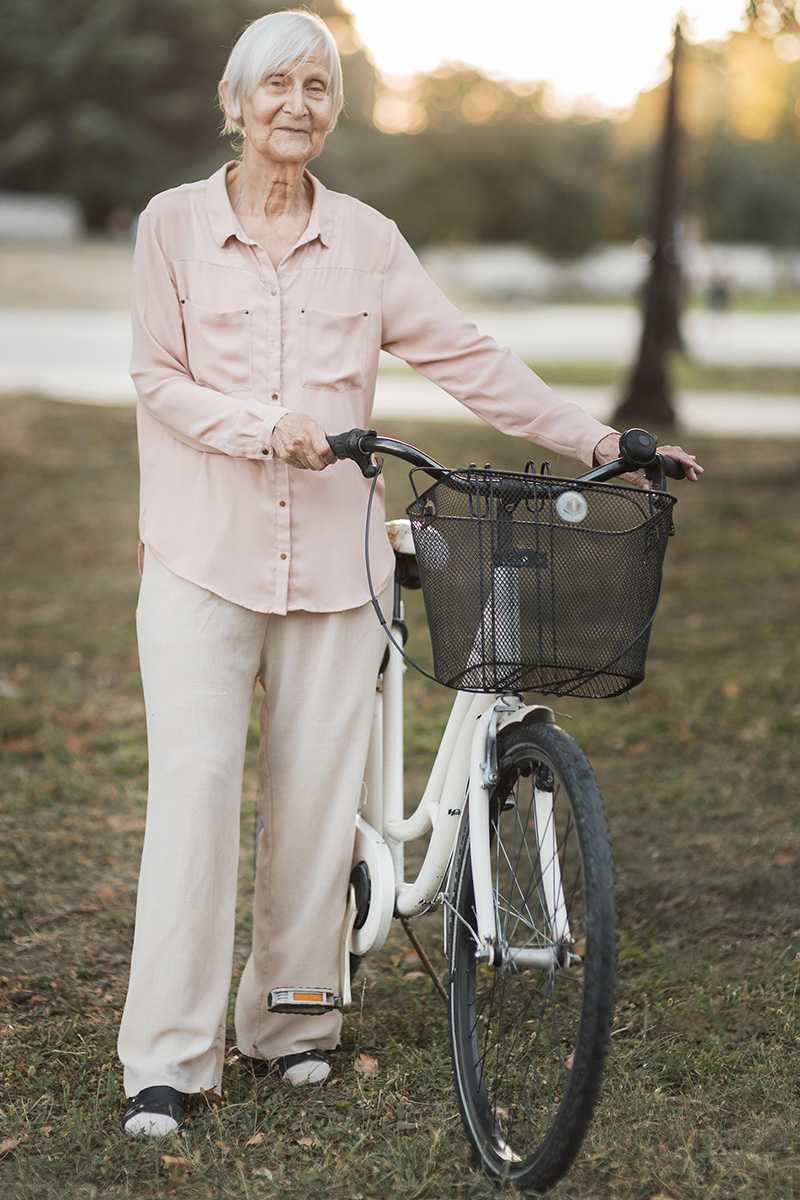 full-shot-old-woman-with-bicycle_redim