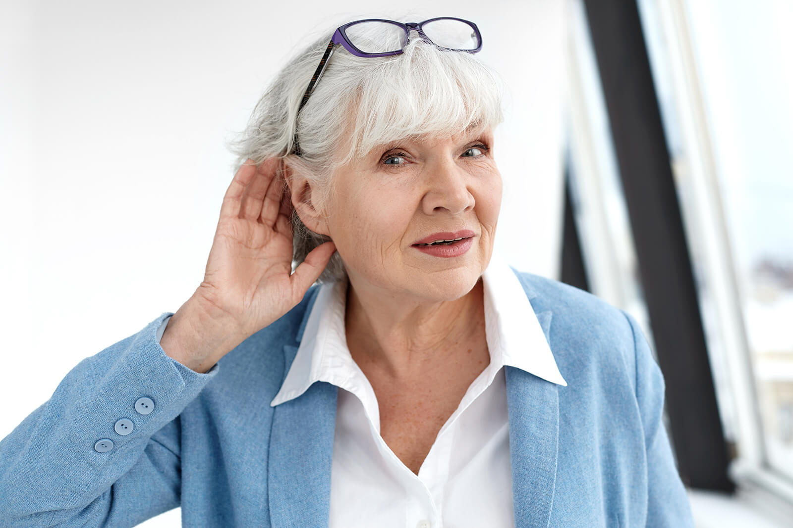 Senior avec un problème d'audition