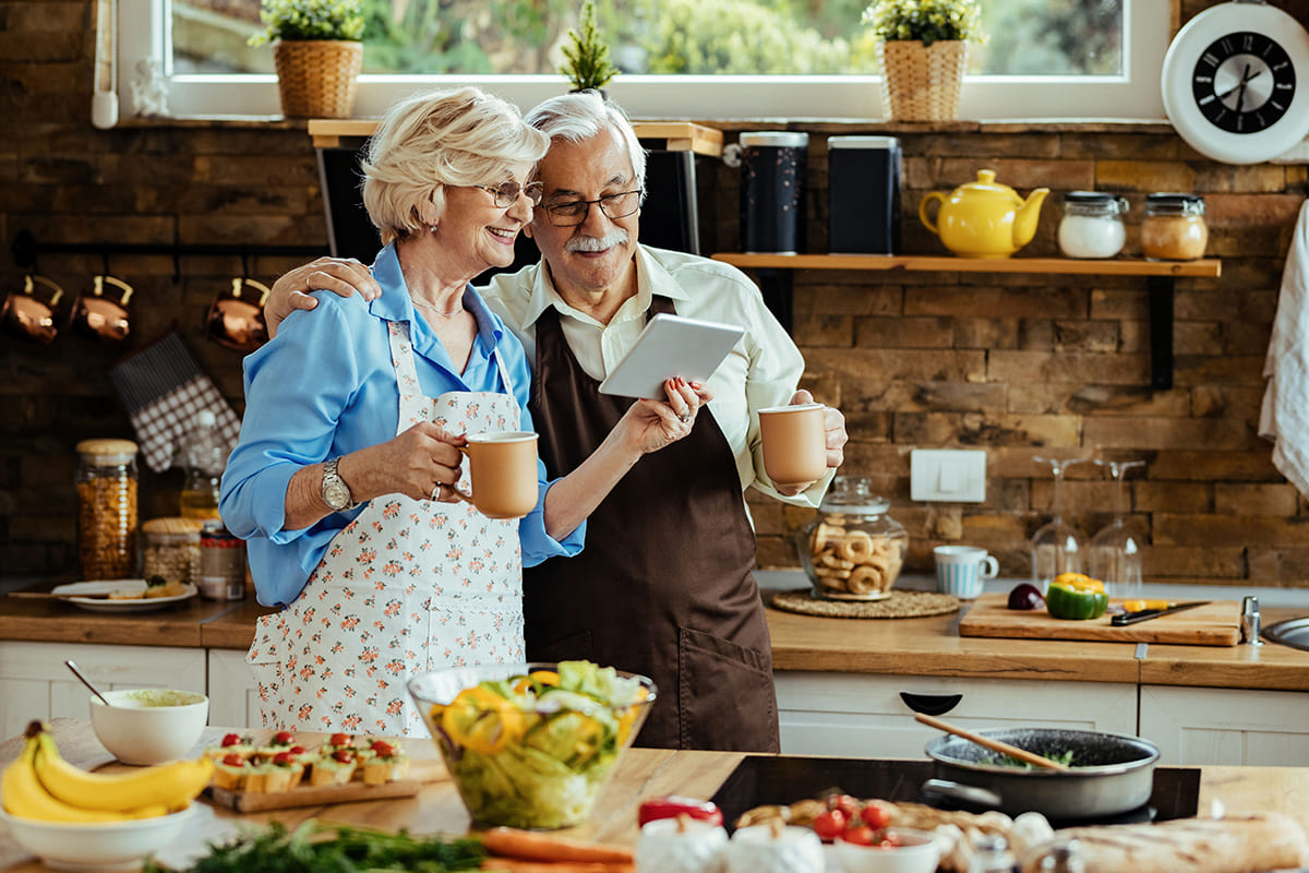 seniors heureux sur leur tablette