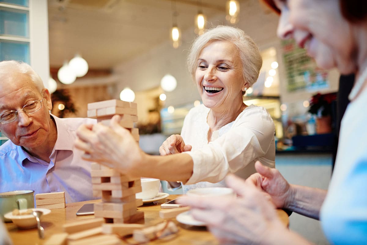 Seniors jouant à table