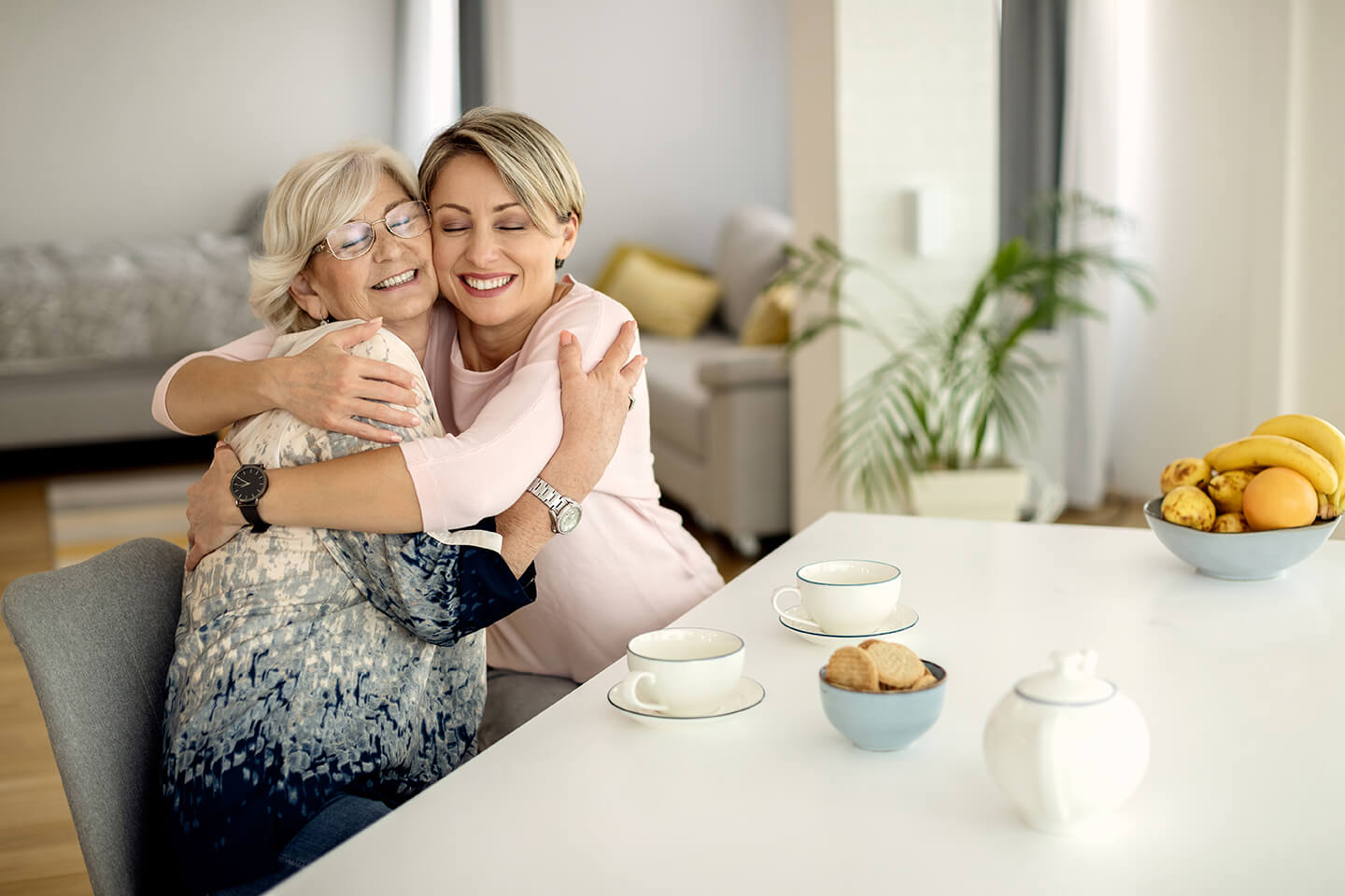 Une femme prends soin de sa mère âgée