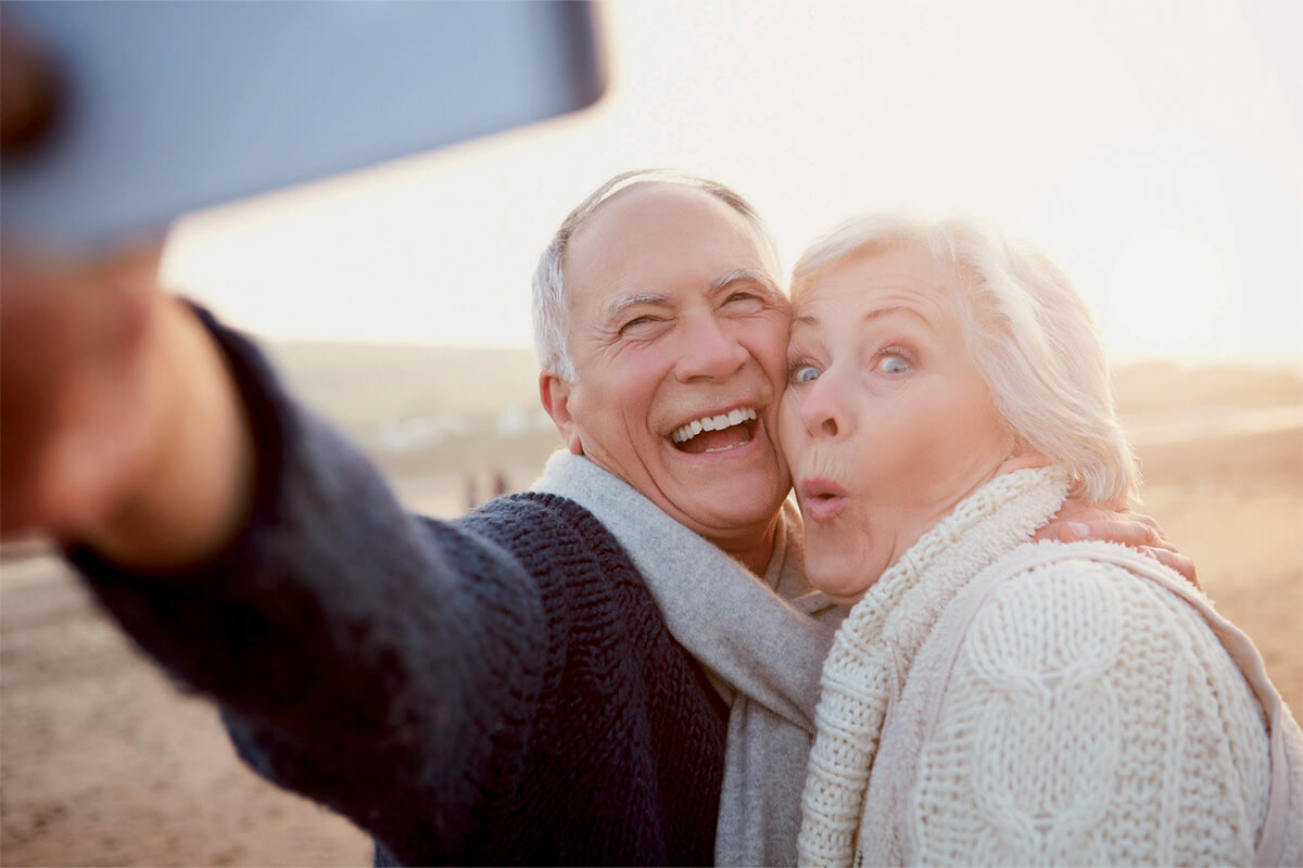 séniors en vacances faisant un selfie