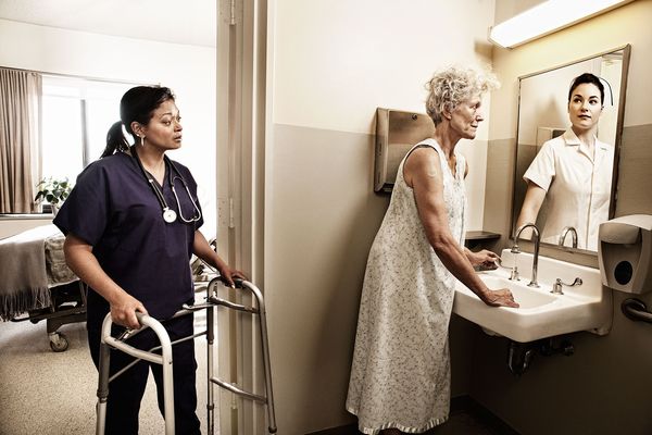 Jeunesse de l'Infirmière- Tom Hussey photographie un traitement pour la maladie d'Alzheimer