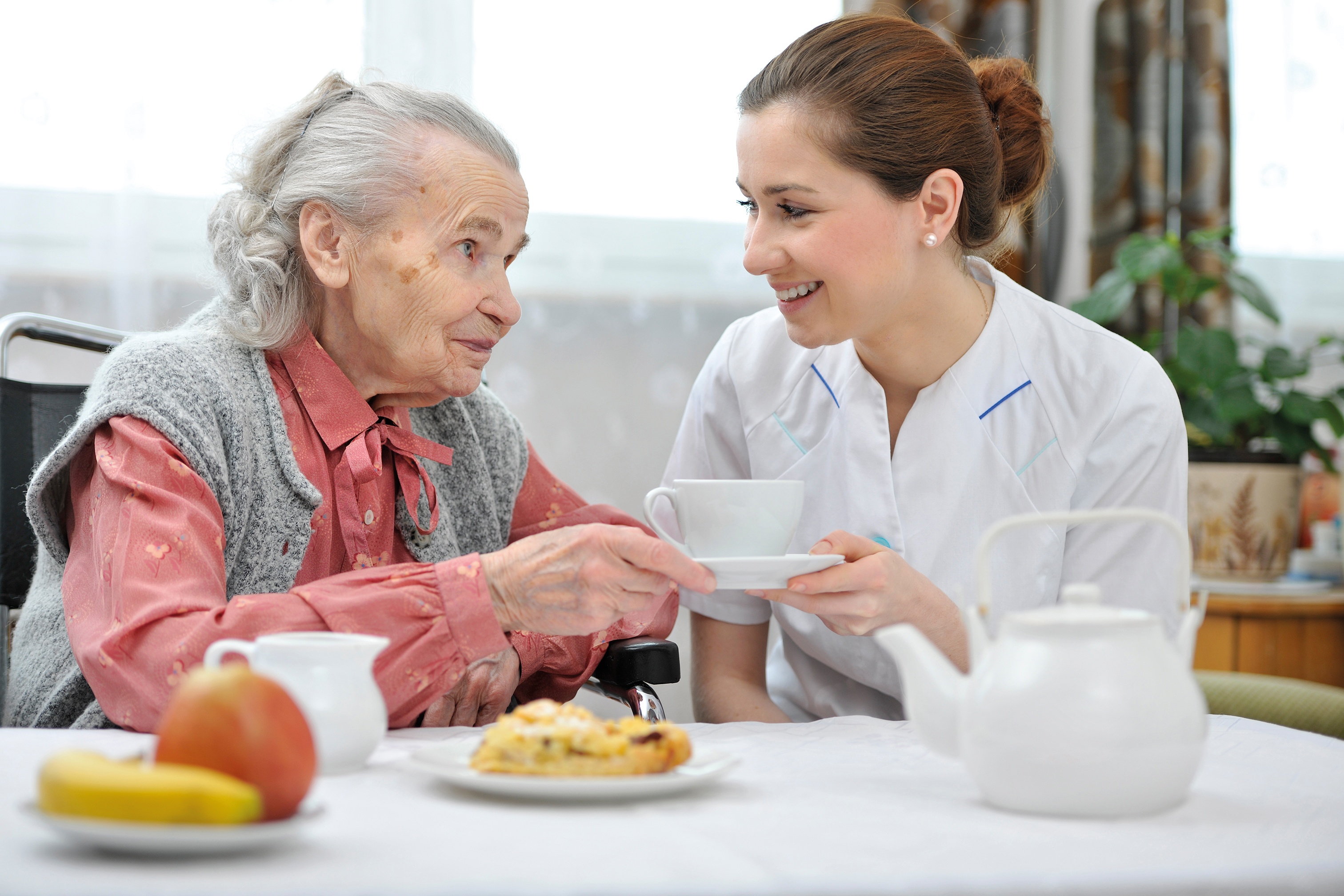 Les aides techniques aux repas : pour que manger reste un plaisir !