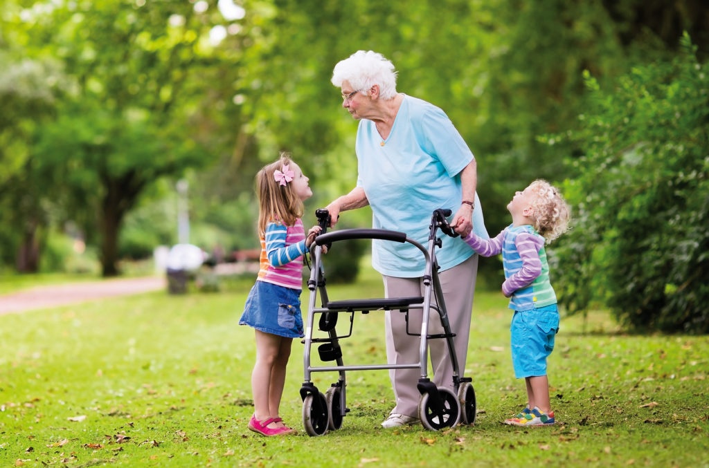 Une dame sénior avec ses petits enfants