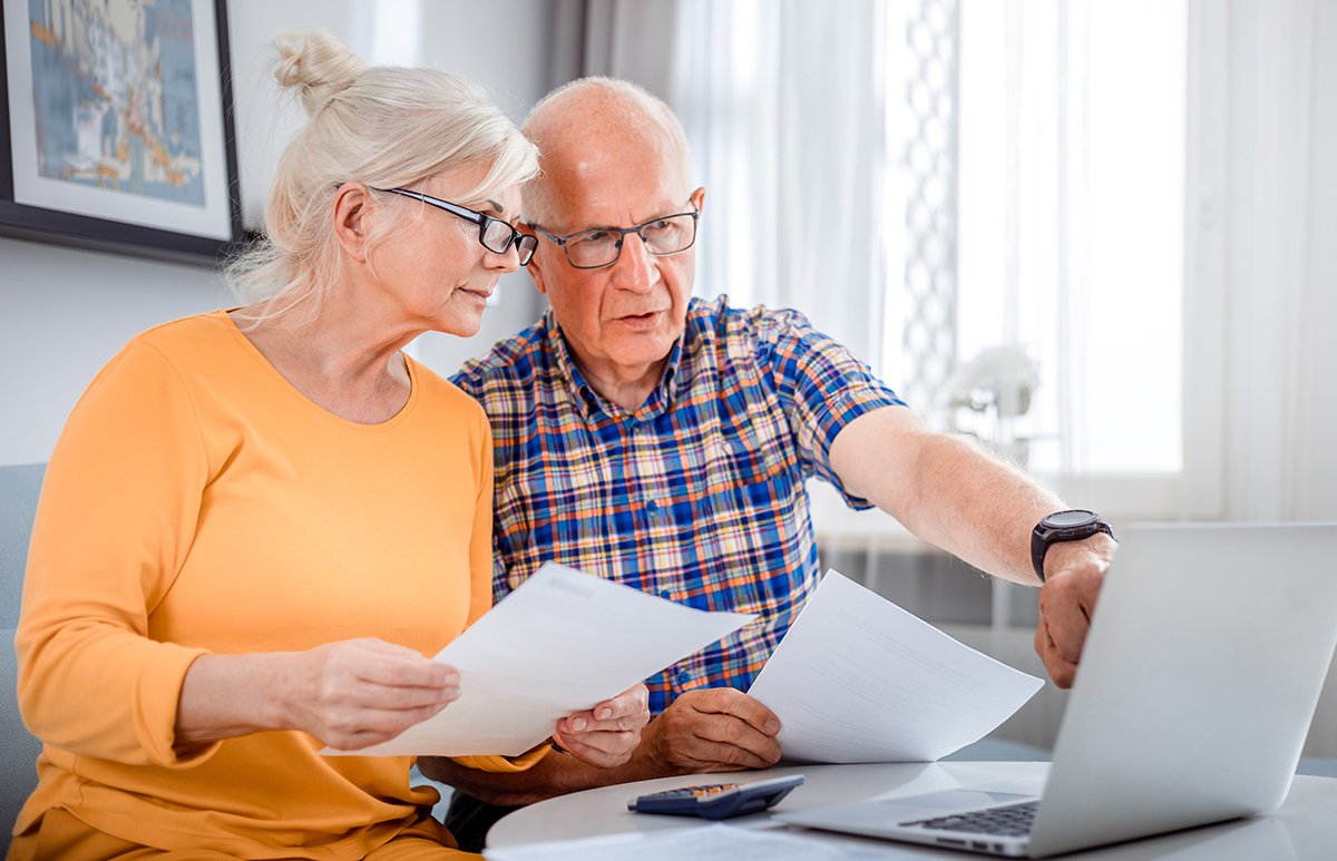 Couple seniors devant un ordinateur