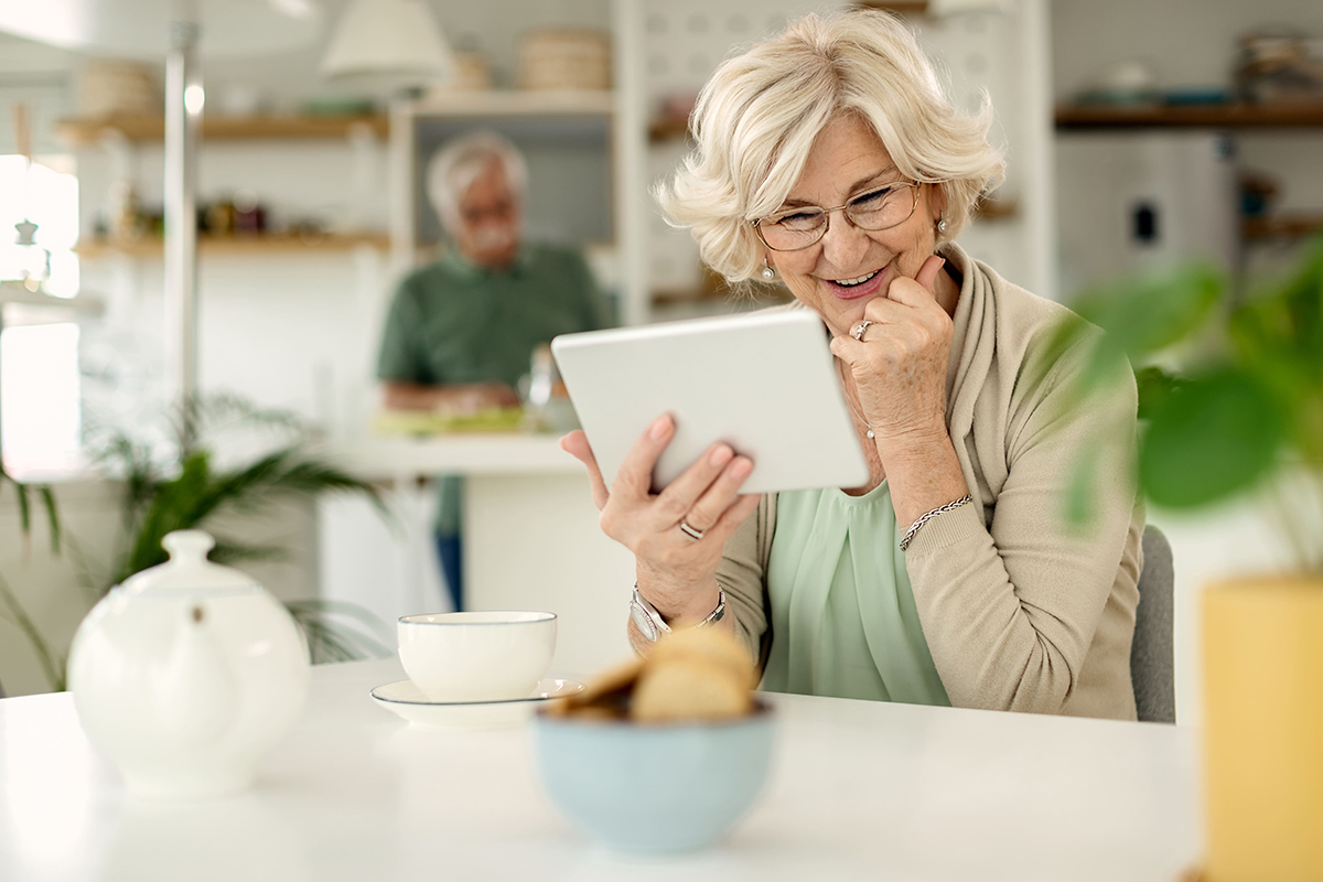 Dame sur sa tablette en teleconsultation